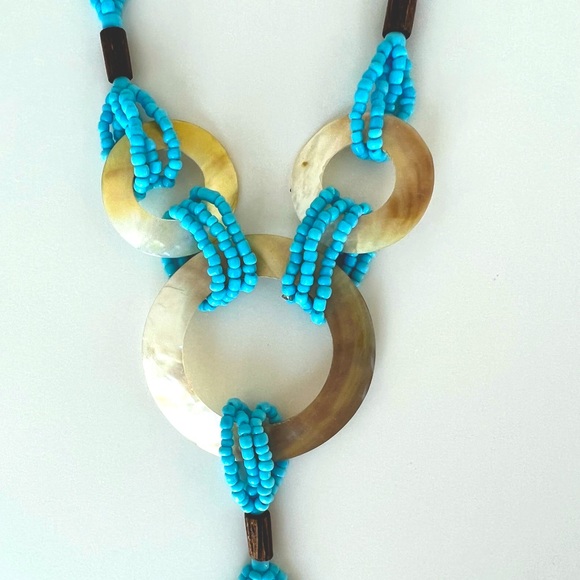 💙 Chunky beaded necklace with mother of pearl accents and turquoise beeds - Picture 2 of 4
